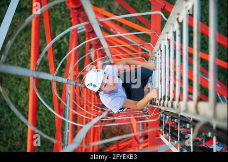Ingenieurin in der Industrie in einem Hut. Ingenieur- und Sicherheitskonzept Stockfoto