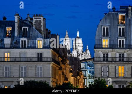 GEBÄUDE IM HAUSSMANNIEN-STIL DER RIVOLI-STRASSE, SACRE-COEUR-BASILIKA, SAINT-HONORE-MARKT IN PARIS BEI DÄMMERUNG, FRANKREICH Stockfoto