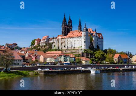 Der Meissener Dom und die Albrechtsburg thronen über den Dächern der mittelalterlichen Stadt, die über die Elbe gesehen wird. Stockfoto