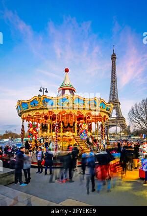 KARUSSELL IN DER NÄHE VON TROCADERO UND EIFFELTURM IN NIGNT IN PARIS, FRANKREICH Stockfoto