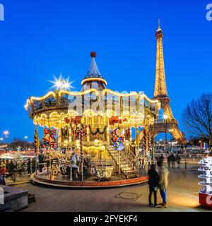 KARUSSELL IN DER NÄHE VON TROCADERO UND EIFFELTURM IN NIGNT IN PARIS, FRANKREICH Stockfoto