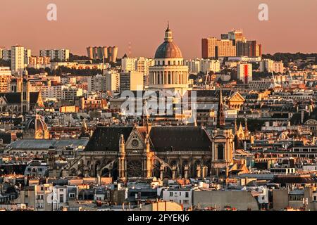 KIRCHE SAINT-EUSTACHE UND PANTHEON IN DER ABENDDÄMMERUNG IN PARIS, FRANKREICH Stockfoto