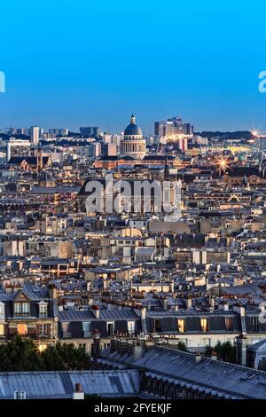 PANORAMABLICK AUF DIE DÄCHER VON PARIS, DIE KIRCHE SAINT-EUSTACHE UND DAS PANTHEON BEI BLAUEM LICHT IN PARIS, FRANKREICH Stockfoto