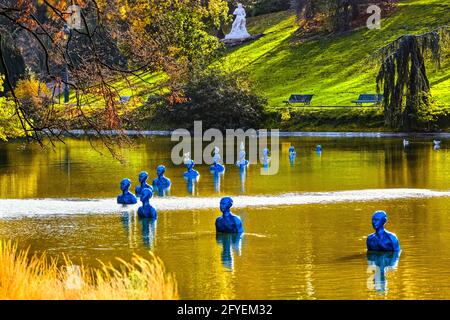 FRANKREICH. PARIS (75). 29 SKULPTUREN AUS DEM ARGENTINIER PEDRO MARZORATI'S 'WHERE THE TIDES EBB AND FLOW' IM MONTSOURIS PARK'S LAKE. ES ZEIGT DIE Stockfoto