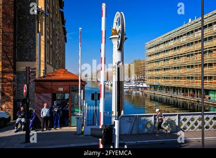 FRANKREICH. PARIS (75). PANTIN-VIERTEL. LES MAGASINS GENERAUX, EHEMALIGES INDUSTRIEGELÄNDE, JETZT RESTAURIERT, AM UFER DES CANAL DE L'OURCQ, MIT EINEM HOLIDAY INN Stockfoto