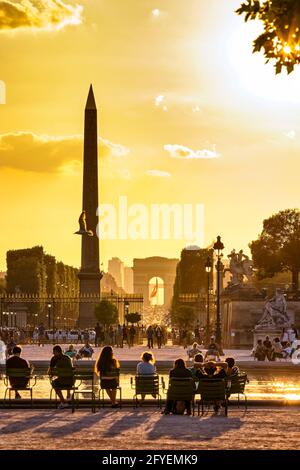 FRANKREICH. PARIS (75) PLACE DE LA CONCORDE. DER OBELISK, DIE CHAMPS ELYSEES, DER ARC DE TRIOMPHE VON DEN TUILERIEN Stockfoto