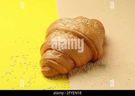 Croissant und Sesam auf zweifarbigem Hintergrund, Nahaufnahme Stockfoto