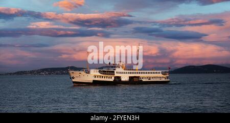 istanbul, Türkei - 27.05.2021. Heybeliadas Passagierfähre fährt unter einem herrlichen Blick auf den Himmel und Bostancı der Mitte des Meeres. Marmara Stockfoto