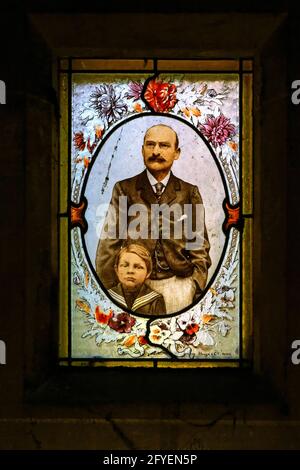 FRANKREICH. PARIS (75) FRIEDHOF PERE LACHAISE. PORTRÄTS DER FAMILIE PIAGET AUF FLECKGLAS IN EINEM GEWÖLBE. Stockfoto