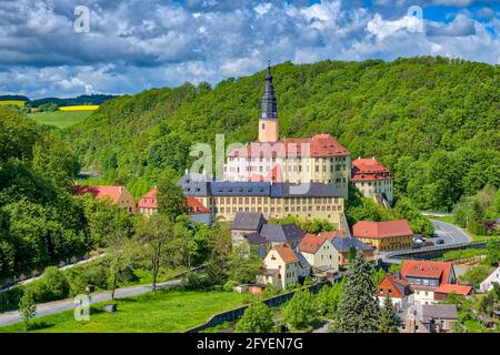 Luftaufnahme von Schloss Weesenstein und den Häusern des Dorfes, durch den der Fluss Müglitz fließt. Stockfoto