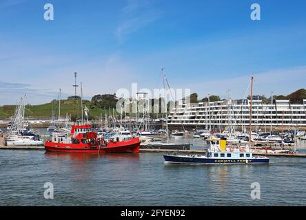 Die Cremyll Ferry verlässt Plymouth und passiert das Hambledon-Trainingsschiff in Mayflower Marina, Richmond Walk, Devonport, Plymouth. Ausgestattet mit einem nassen Bel Stockfoto