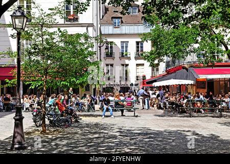 FRANKREICH. PARIS (75) VIERTEL LE MARAIS, CAFÉ-RESTAURANTS AM PLACE DU MARCHE SAINTE-CATHERINE Stockfoto