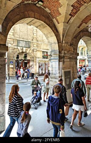 FRANKREICH. PARIS (75) DAS VIERTEL LE MARAIS, DIE BÖGEN DES PLACE DES VOSGES Stockfoto