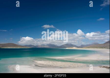 Seilebost und Luskentire Strände an einem hellen sonnigen Tag mit viel Kopieplatz oben. Isle of Harris, Schottland. Aus einem hohen Blickwinkel. Weißer Sand Stockfoto