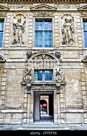 FRANKREICH. PARIS (75) STADTTEIL LE MARAIS, HOTEL DE SULLY IN DER RUE SAINT ANTOINE Stockfoto