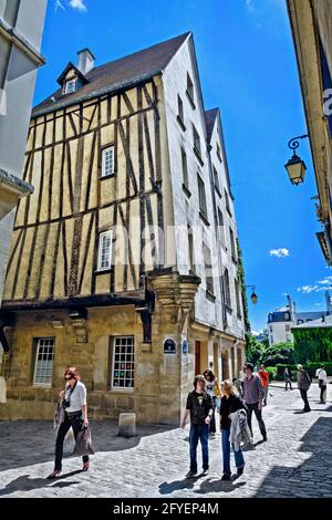 FRANKREICH. PARIS (75) LE MARAIS, ALTES FACHWERKHAUS IN DER RUE DES BARRES Stockfoto