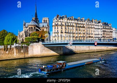 FRANKREICH. PARIS (75). EIN BINNENSCHIFF AUF DER SEINE, DAS AN DER CITE-INSEL VORBEIFÄHRT Stockfoto