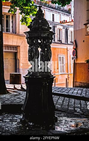 FRANKREICH. PARIS (75). PLACE EMILE GOUDEAU UND DER WALLACE-BRUNNEN IN MONTMARTRE Stockfoto