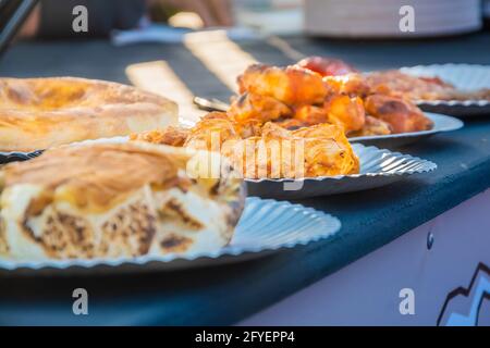 Mexikanische Speisen auf Einwegtellern auf der Theke eines Restaurants im Freien. Food Festival im Stadtpark. Street Fast Food. Selektiver Fokus, flach Stockfoto