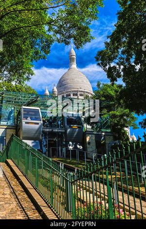 FRANKREICH. PARIS (75). BASILIKA SACRÉ-COEUR UND STANDSEILBAHN MONTMARTRE Stockfoto