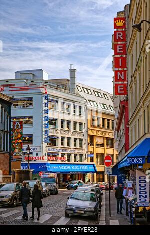 FRANKREICH. PARIS (75). STOFFGESCHÄFT VON MARCHE SAINT-PIERRE IN MONTMARTRE Stockfoto