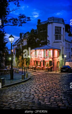 FRANKREICH. PARIS (75). RESTAURANT 'LA MAISON ROSE'. ASPHALTIERTE STRASSEN IN MONTMARTRE Stockfoto