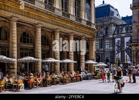 FRANKREICH. PARIS (75). EIN MANN MIT TOP-HUT UND BEIM SPAZIERGANG IM GARTEN DES PALAIS ROYAL'S Stockfoto