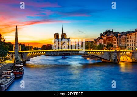 FRANKREICH. PARIS (75). KATHEDRALE NOTRE-DAME, BRÜCKE LA TOURNELLE, GEBÄUDEFASSADE WÄHREND DES SONNENUNTERGANGS IM QUAI D'ORLEANS AUF DER INSEL SAINT-LOUIS (VOR DEM Stockfoto