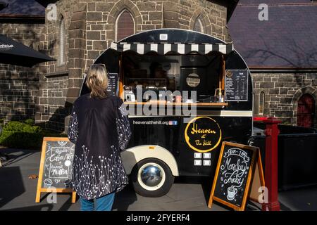 Heaven on the Hill Coffee Caravan ist ein soziales Unternehmen, das Kaffee verkauft und Beschäftigungsmöglichkeiten in Melbourne, Victoria, Australien, bietet Stockfoto