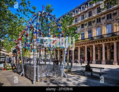 FRANKREICH. PARIS (75). JEAN-MICHEL OTHONIEL'S 'LE KIOSQUE DES NOCTAMBULES' AM EINGANG ZUR U-BAHN DES PALAIS ROYAL-MUSEE DU LOUVRE, PLACE COLETTE Stockfoto