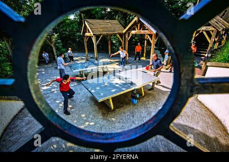 FRANKREICH. PARIS (75). TISCHTENNIS-SPIEL IM BELLEVILLE PARK. Stockfoto