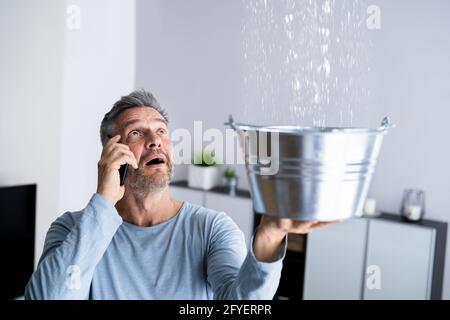 Wasserflut Und Rohrleck Im Haus Stockfoto