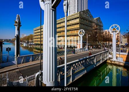 FRANKREICH. PARIS (75). PANTIN-VIERTEL. LES MAGASINS GENERAUX, EHEMALIGES INDUSTRIEGELÄNDE, JETZT RESTAURIERT, AM UFER DES CANAL DE L'OURCQ, MIT EINEM HOLIDAY INN Stockfoto