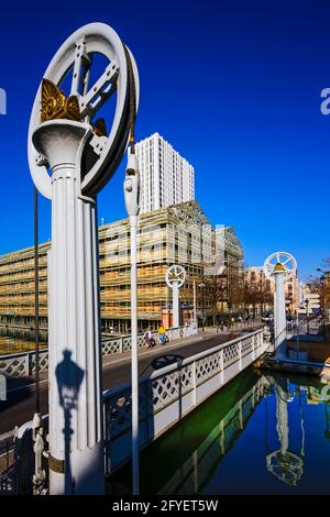 FRANKREICH. PARIS (75). PANTIN-VIERTEL. LES MAGASINS GENERAUX, EHEMALIGES INDUSTRIEGELÄNDE, JETZT RESTAURIERT, AM UFER DES CANAL DE L'OURCQ, MIT EINEM HOLIDAY INN Stockfoto