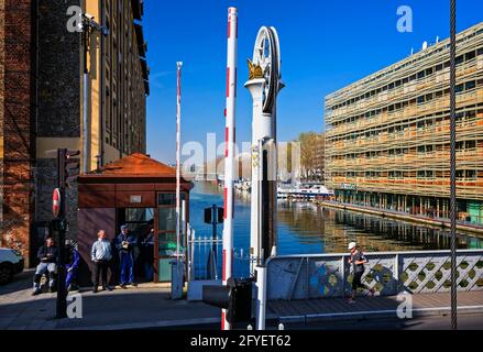 FRANKREICH. PARIS (75). PANTIN-VIERTEL. LES MAGASINS GENERAUX, EHEMALIGES INDUSTRIEGELÄNDE, JETZT RESTAURIERT, AM UFER DES CANAL DE L'OURCQ, MIT EINEM HOLIDAY INN Stockfoto