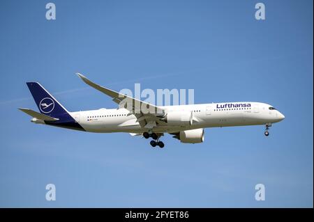 Lufthansa Airbus A350-941 mit der Flugzeugregistrierung D-AIXB im Anfahrt zur Nordbahn 08L des Münchner Flughafens MUC EDDM Stockfoto