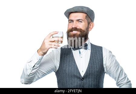 Schlürfen Sie feinsten Whiskey. Porträt eines Mannes mit dickem Bart. Macho trinken. Stilvoller reicher Mann mit einem Glas alten Whisky. Bärtiger Gentleman Drink Stockfoto