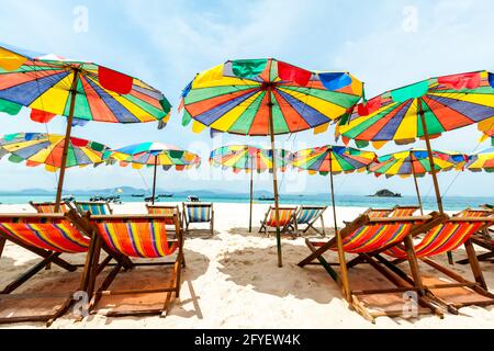 Bunte Stühle und Sonnenschirm am tropischen Strand von Koh Khai Nok Island.Phuket Province.Thailand Stockfoto