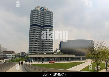 Deutschland, München - 27. April 2011: BMW Hauptsitz und Museum in München, Deutschland Stockfoto