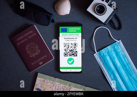 EU covid digital Green Certificate Pass auf dem Bildschirm eines Mobiltelefons mit qr-Code und Gesichtsmaske. Der impfpass der europäischen Union kovid19 Stockfoto