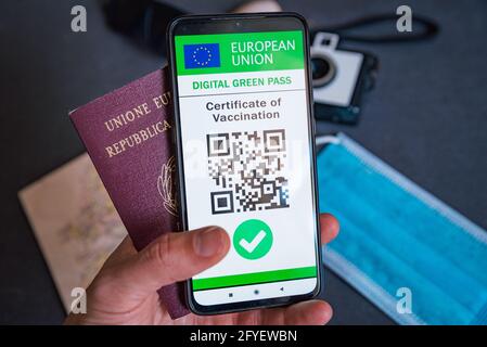 EU covid digital Green Certificate Pass auf dem Bildschirm eines Mobiltelefons mit qr-Code und Gesichtsmaske. Der impfpass der europäischen Union kovid19 Stockfoto