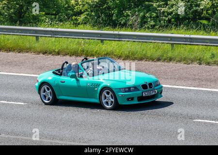 1999 90er Jahre Green BMW Z3 Roadster mit 2793 ccm; Fahrzeugverkehr, bewegliche Fahrzeuge, Cabriolet, Fahrzeuge auf britischen Straßen, Motoren, Fahrzeuge auf der M6-Autobahn in Großbritannien. Stockfoto