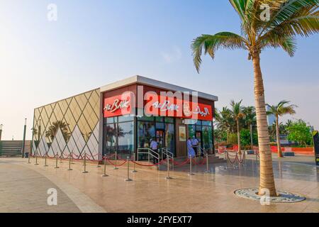 JEDDAH, SAUDI-ARABIEN – 30. April 2021: Restaurant al baik am Strand von Jeddah Stockfoto