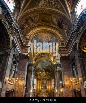 Das Innere der spätbarocken/Rokoko-Kirche Chiese di Santa maria Maddelena in Rom, Italien, einschließlich des Altars und Apsis Fresko "Predigt von Chris
