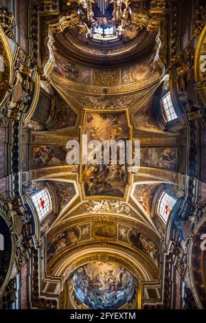 Das Deckenfresko „Auferstehung des Lazarus“ von Michelangelo Cerruti in der spätbarocken/Rokoko-Kirche Chiese di Santa maria Maddelena in Rom, IT Stockfoto