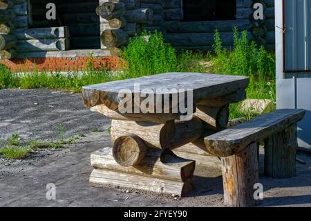 Tisch und Bank aus Baumstämmen, im Sommer Stockfoto