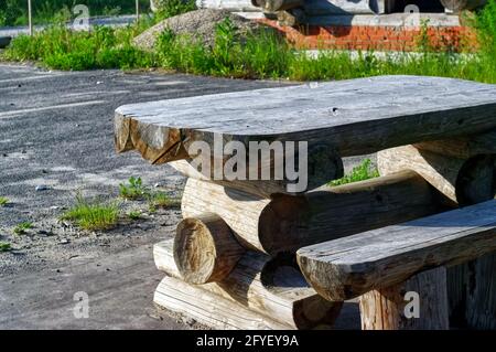 Tisch und Bank aus Baumstämmen, im Sommer Stockfoto