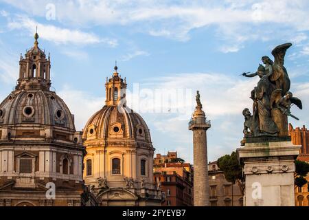 „der Gedanke“ von Giulio Monteverde, der am Fuße des Monumento a Vittorio Emanuele II sitzt und die Piazza Venezia in Rom, Italien, überblickt. Stockfoto