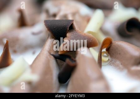 Makro auf Schokolade und Vanilleeis mit süßen Flocken Stockfoto