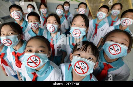 Handan, Handan, China. Mai 2021. Am 28. Mai startete die Chunguang Grundschule im Bezirk Congtai, Stadt Handan, Provinz Hebei, die Themenaktion „eine junge Wache gegen die Einstellung des Rauchens zu sein“, die die Menschen aufforderte, sich vom Tabak fern zu halten und einen gesunden Lebensstil durch Rauchverbotsmasken, handgeschriebene Nichtraucherzimmer, Und Nichtraucher-Performance-Kunst, um ein rauchfreies Wachstumsumfeld für Kinder zu schaffen, um die Ankunft des „Welt-No-Tobacco-Tages“ am 31. Mai zu begrüßen. Quelle: SIPA Asia/ZUMA Wire/Alamy Live News Stockfoto